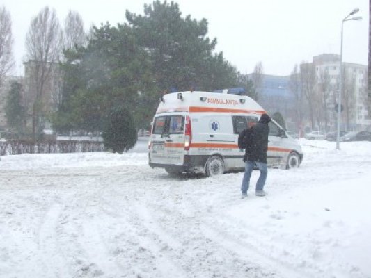 Ambulanţă blocată în nămeţi la Mioriţa